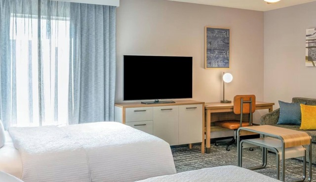 Two Studios with 2 Queen Beds – Pool, Kitchen, Workspace & Evening Social
