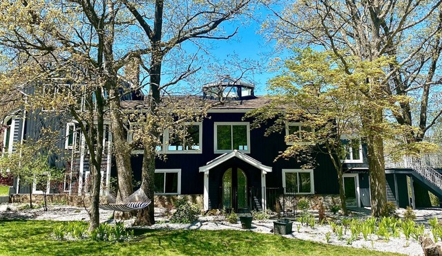 Ultra Secluded mountaintop mansion amazing views-hot tub-arcade
