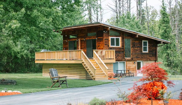 Umana's Cabin, cozy, comfy, 5+ acres of land