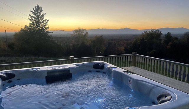 Unbelievable Skyview New with Catskill views, 3 bedrooms with hot tub, 2 hrs nyc