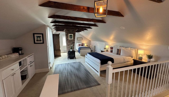 Unique 3rd Floor Loft 1 Queen Bed/1 Twin Bed/1 Bath/Pullout Sofa/Dog Friendly