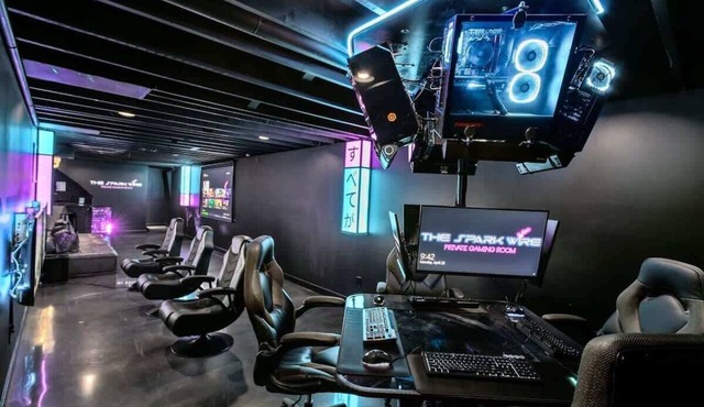 Unique Gaming Suite Sleeps 10 Mins to Airport