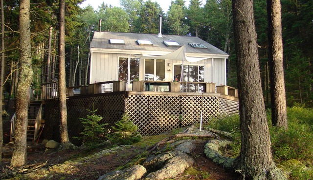 Unique ISLAND Living off the grid -Waterfront cottage