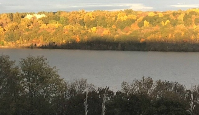 Unit 1 Hudson RiverView Sleeps 4 4213344- Queen Bedroom 1 pullout