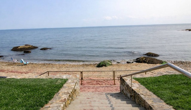 UPDATED HOME, king+queen beds, AC, 5 min walk to beach, 1 min to Waters Edge