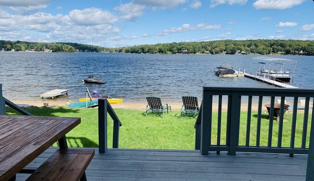 Updated Lakefront House *outdoor tv and water toys- 10 min from UConn