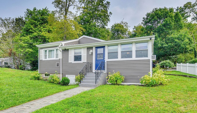 Updated Lakeville Cottage w/Access to Long Pond