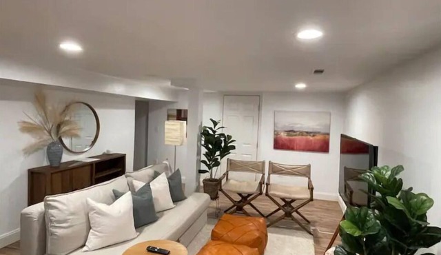 Upscale, Full Kitchen, 2-Bedroom Apt
