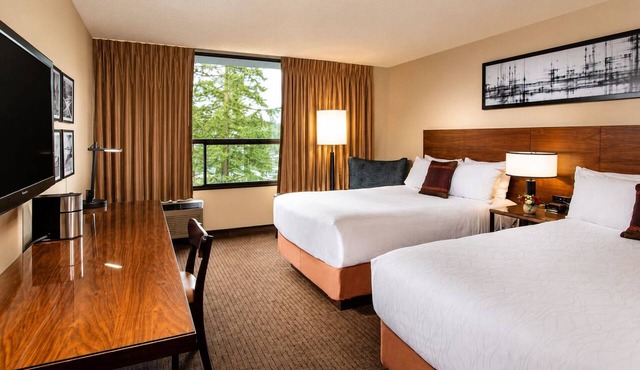 Upscale Multi-Bed Stay | Courtyard Pool | 1.2 mi to Bellevue Arts Museum in Bellevue