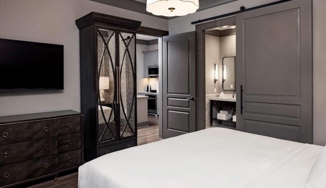 Upscale Suite Retreat Near South Carolina Aquarium – Stylish Comfort