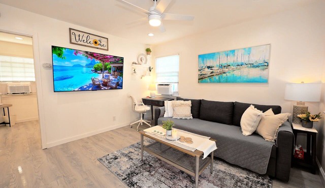 Uptown Whittier Modern Comfort 1-BR, Nearby Disneyland, Knotts Berry