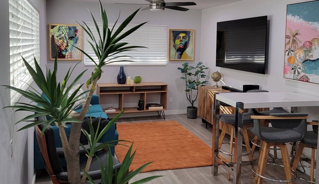 Uptown Whittier Stylish 1B 1BA sleeps 4