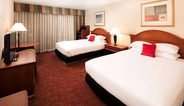 Utah Getaway! 2 Comfy Beds, Pool, Restaurant