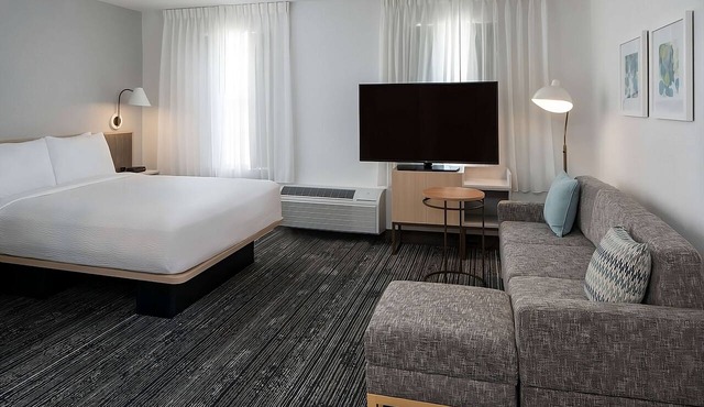 Vacation Time in Your Home Away From Home! Close to Airport and Attractions!