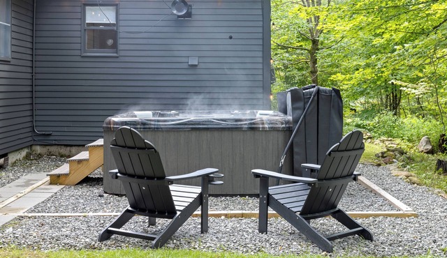 Vermont Summer Escape - Sleeps 8 with FirePit, Hot Tub, and Pet Friendly!