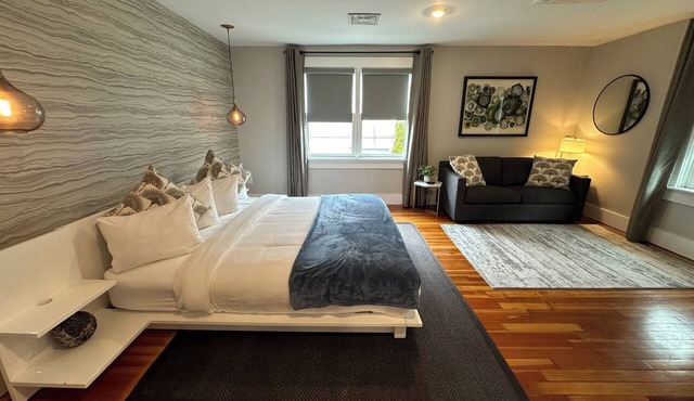 Very cool 1 Bed/1 Bath/(Sleeps 4) Dog friendly with parking on Historic Pelham St.