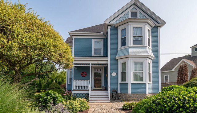 Victorian Getaway Close to Beach, Downtown and Train!