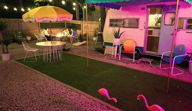 Vintage Glamper Oasis in Downtown Dover, walk to downtown and Henry Law Park
