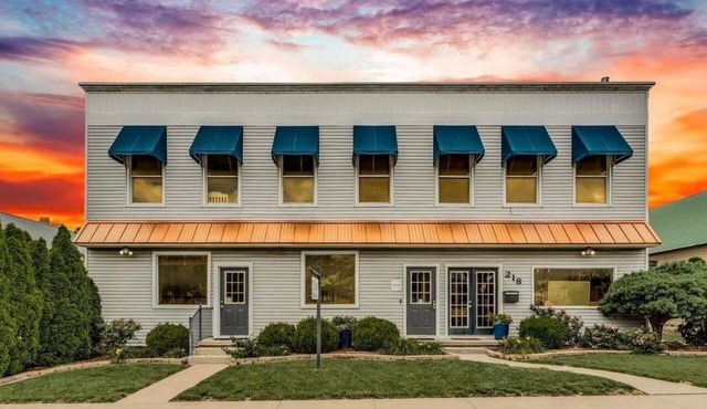 Voted #1 place to stay in Newton, KS. Beautiful and spacious loft near downtown.