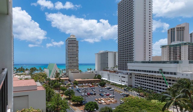 Waikiki Banyan OCEAN VIEW REMODELED - "Ohana Suite" , free parking, lots of amenities!