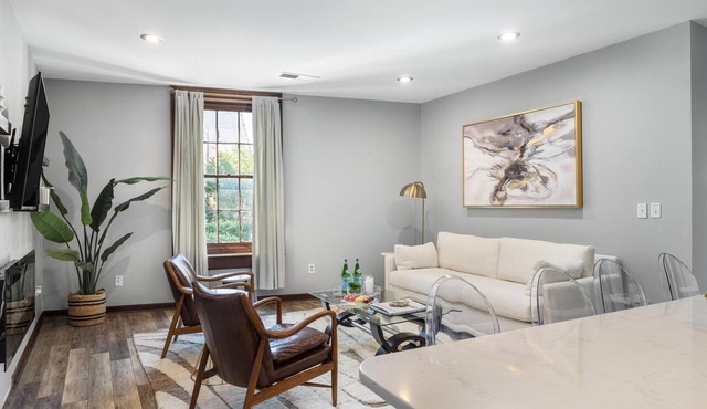 Walk Everywhere! Near Marion Square & King Street's Best Restaurants + Shops