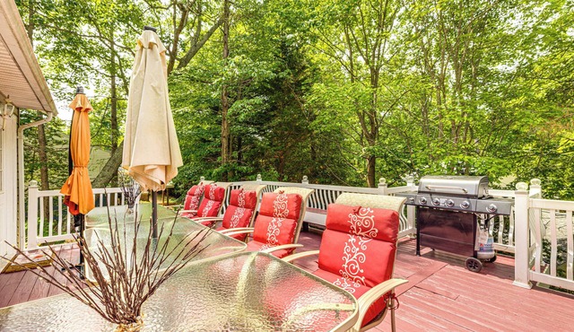 Walk to Beach: Elegant Escape in Lusby!
