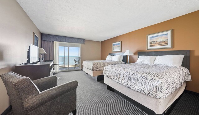 Walk to Downtown PIB! Room sleeps 4!