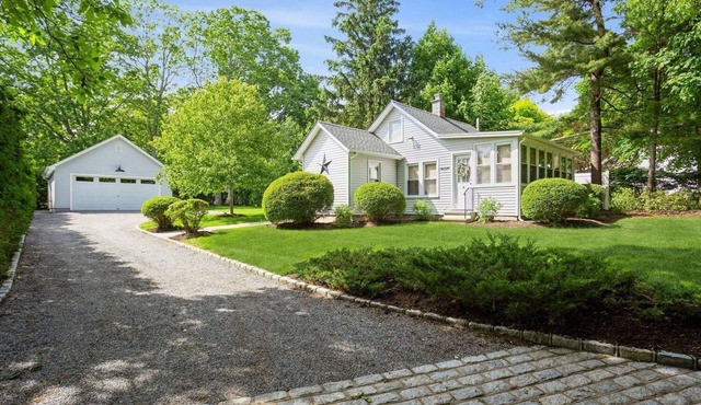 Walk to Love Lane! Immaculately renovated private cottage.