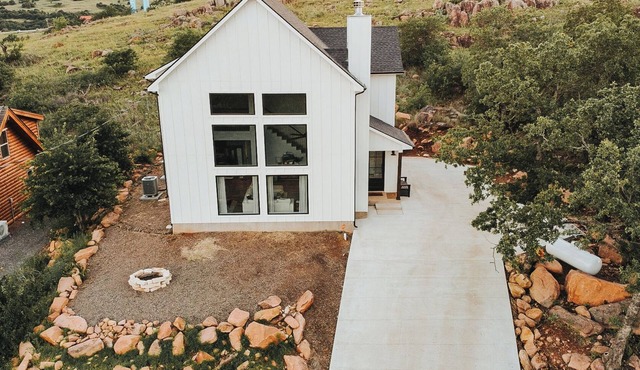 Walk to Medicine Park. Mountain View’s + Fire Pit. Spacious Home Sleeps 8