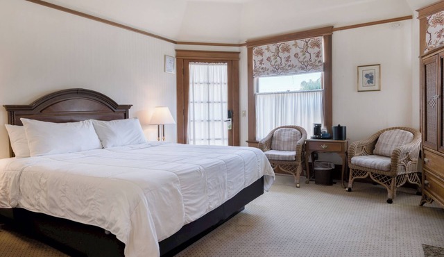 WALK TO OCEAN FROM OUR PREMIUM KING BED ROOMS