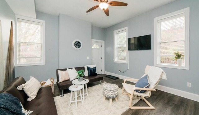 Walkable and Spacious Apt - Parking - GroupStay