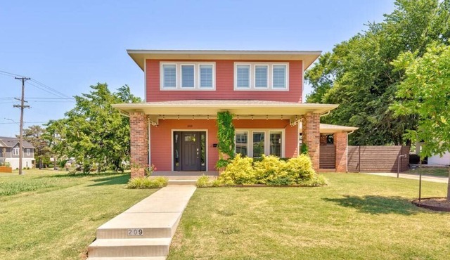 Walkable Luxury Style Home ★ Gated & Covered Patio