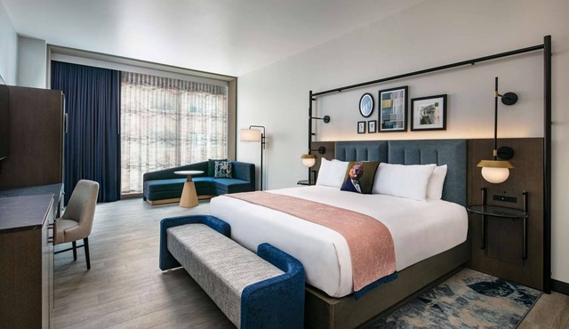Walking Distance to Cooper Triangle and New Museum! Pet-Friendly Room!
