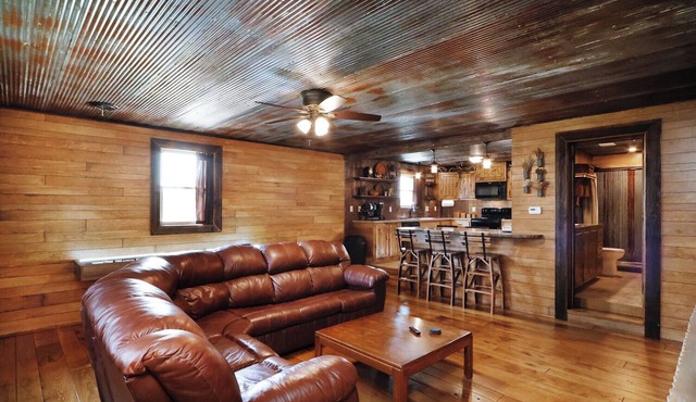 Wanderlust Suite - Rustic 2 Bed, 2 Bath Apt, King Beds!