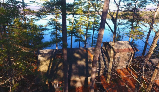 Water's Edge Cottage with gorgeous lake views