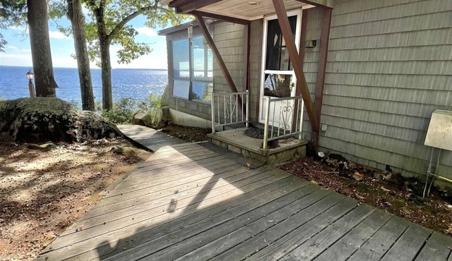 WATERFRONT 5 BEDROOMS AND 2 BATHROOMS