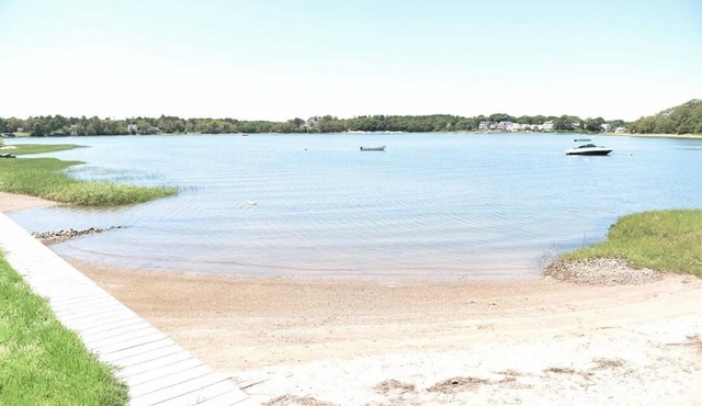 Waterfront comfy 2BD cottage w/direct access to private beach & amazing Bayview