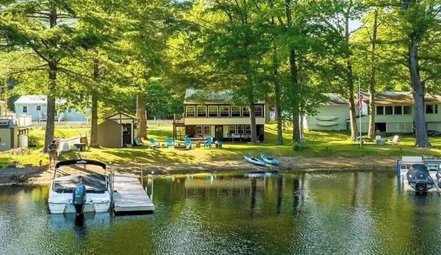 Waterfront cottage in protected cove. Private dock. Close to sand bar!