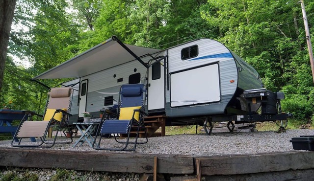Waterfront, cozy 2-bedroom camper on Rough River Lake