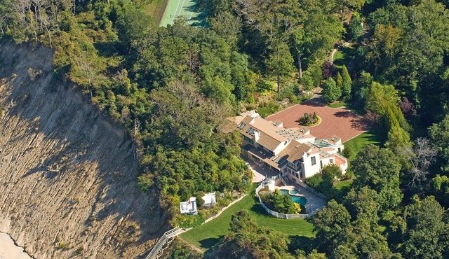 WATERFRONT ESTATE. 60 Minutes from NYC and HAMPTONS