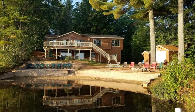 Waterfront, Family and Pet Friendly, Sleeps 15, Pool Table