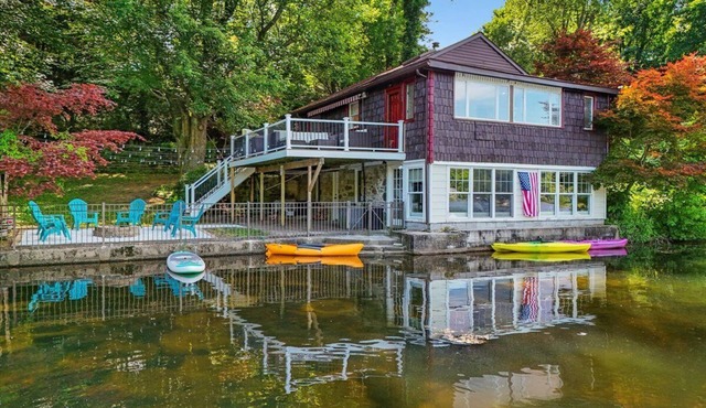 Waterfront Lake House. Near NYC and hiking trials. Complimentary kayaks provided