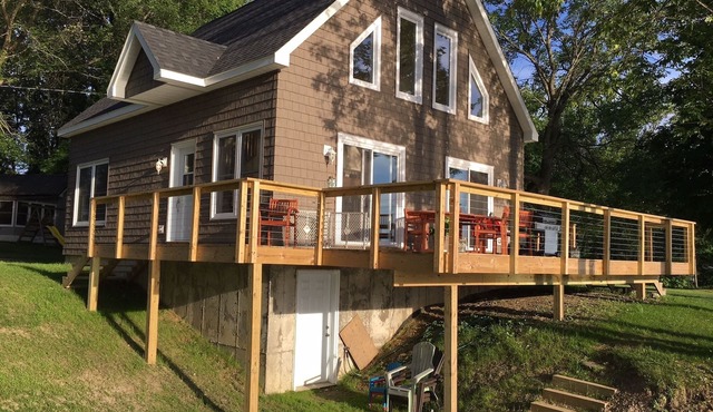 Waterfront Lake House - built in 2017 on shoreline & dog friendly