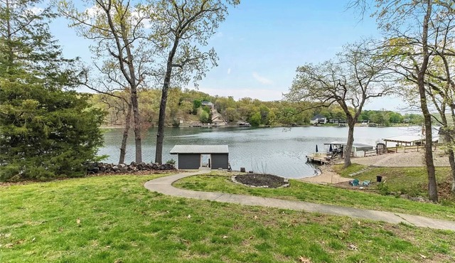 Waterfront Lakehouse with Dock, Kayaks, Paddleboards, Hot tub