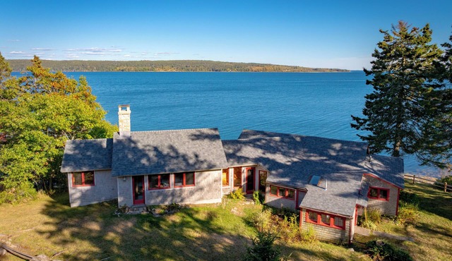 Waterfront Maine Cottage with Private Beach and 4 Bedrooms