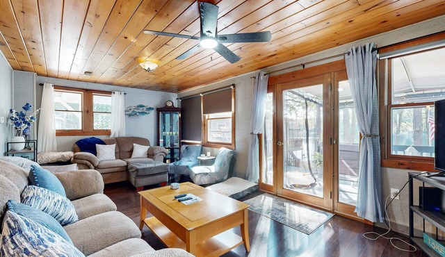 Waterview Cabin with dock access on lake with washer/dryer