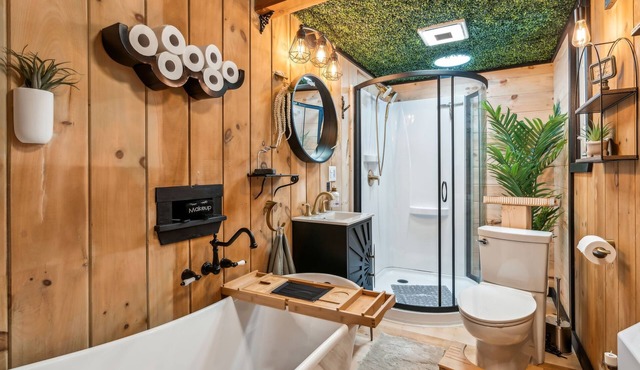 Welcome to THE NEST, HotTub/Sauna/Rock Haven Lake access