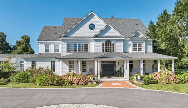 Welcome to the Tuftonboro Manor! Perfect for reunions, retreats and vacations!