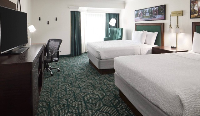 Welcoming Athenian Charm with Three Family-Ready Spacious Rooms! Seasonal Pool!