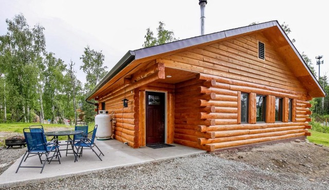 Welcoming Wasilla Cabin w/Patio!